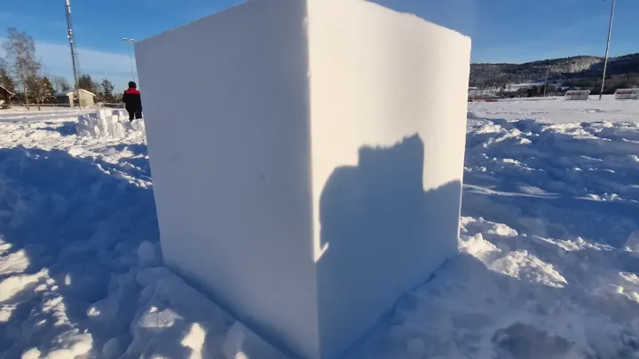 Hvor mye er 1 kubikkmeter snø? Elevene brukte sag og delte opp kuben i mindre firkanter og brukte disse som byggeklosser.